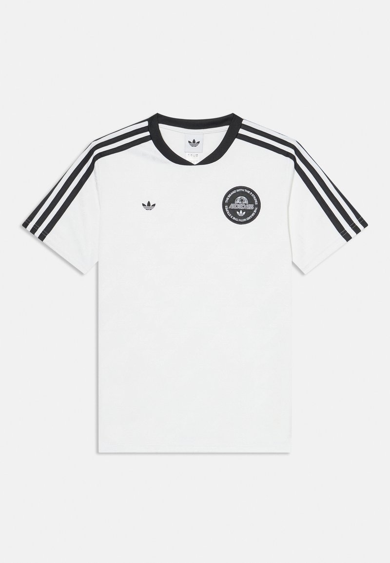 Balta medvilnės marškinėliai su juodais akcentais, turintys tris juodas juosteles palei kiekvieną petį ir apvalų logotipą ant krūtinės.