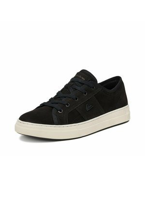 Czarny niski sneaker z białą gumową podeszwą, wiązany z przodu i z subtelnym logo po boku, pokazany na białym tle.