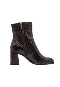 Bottine femme à imprimé léopard marron et noir, talon bloc et fermeture éclair latérale sur fond blanc.