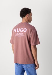 HUGO NALONO - Print T-shirt - medium brown