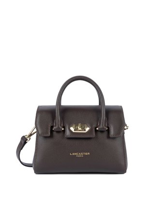 Sac à main Lancaster Paris en cuir marron foncé avec poignées supérieures, bandoulière amovible et fermoir rectangulaire doré sur le rabat avant.