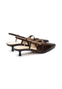 Zapatos de tacón tipo slingback con estampado de leopardo, puntera afilada, tiras delgadas y tacones pequeños en negro. Textura suave y acentos en hardware de tono dorado.