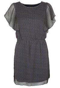 Marineblauwe jurk met korte, wapperende mouwen, een elastische tailleband en witte polka dots. Gemaakt van lichtgewicht, doorschijnende stof met een gladde textuur.