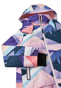 Giacca invernale colorata con vivaci motivi geometrici nelle tonalità di rosa, blu, viola e nero. Include un cappuccio e tasche con zip.