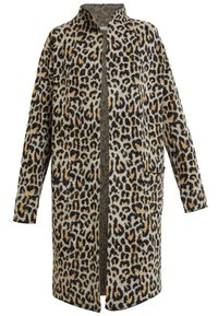 Długi płaszcz w panterkę z miękkiego, teksturowanego materiału. Posiada otwarty przód, długie rękawy i boczne kieszenie. Kolory obejmują beżowy, czarny i brązowy.