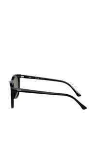 Occhiali da sole in plastica nera con lenti polarizzate. Ampio telaio rettangolare, texture liscia, con il logo Ray-Ban sulla asta.