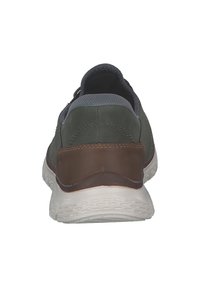 Baskets vert foncé avec tige en mesh gris et accent en daim marron au niveau du talon. Elles sont dotées d'une semelle en caoutchouc blanc rembourrée et de détails de coutures texturés.