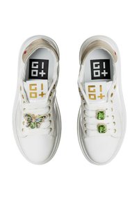 Sneaker bianche con una finitura liscia, dotate di un dettaglio a forma di farfalla con pietre colorate e due decorazioni di gemme verdi sui lacci.