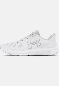 Scarpa sportiva bianca con superiore in mesh traspirante, punta rotonda, lacci piatti e suola testurizzata. Presenta un logo discreto sul lato.