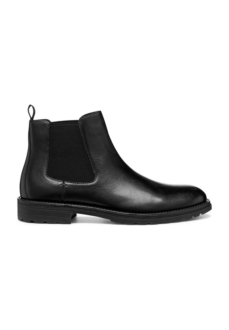 Botín Chelsea de cuero negro con paneles elásticos en los laterales y una lengüeta. Acabado suave, punta redondeada y suela de goma duradera.