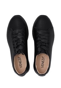 Schwarze Leder-Sneaker mit strukturiertem Finish, runder Zehenpartie und schwarzen Satin-Schnürsenkeln. Das Innenfutter verfügt über eine hellbraune Innensohle mit Branding.