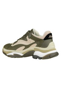 Scarpe sportive verde e beige con una tomaia testurizzata, colletto imbottito e suola bianca spessa. Presenta un logo nero sul tallone.