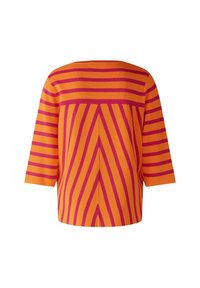 Haut à manches courtes présentant de vives rayures diagonales orange et rose, en tissu tricoté texturé, avec une silhouette ample et un ourlet légèrement arrondi.