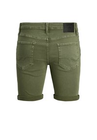 Olivgrüne Denim-Shorts mit umgeschlagenen Säumen, Gesäßtaschen und einem Stoffetikett am Bund. Verfügt über dezente Steppnähte an den Taschen.