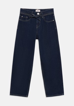 Jean bleu marine à jambes larges avec poches avant, bouton blanc et cordon en tissu noué à la taille, présenté sur fond blanc.