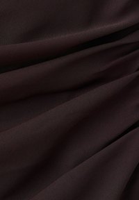 Material textil maro închis cu o textură netedă, pliat ușor pentru a evidenția drapajul și umbrele subtile.