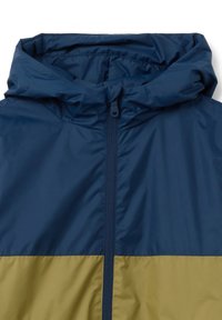 Giacca con cappuccio dal design bicolore; parte superiore blu navy e parte inferiore verde oliva. Texture liscia con zip frontale.
