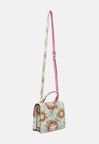 Pieni suorakulmainen käsilaukku, jossa on koristeelliset vaaleanpunaiset, kultaiset ja vaaleansiniset barokkimallit, yläkahva ja pitkä säädettävä olkahihna.