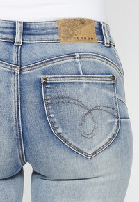 Koroshi Džínsy bootcut - azul cl light blue