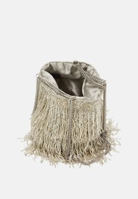 Petit sac à main à franges perles argentées avec doublure intérieure soyeuse et bandoulière chaîne argentée, ouvert en haut.
