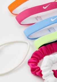 Penki elastingi plaukų ryšiai įvairių spalvų: oranžinis, rožinis, mėlynas, žalias ir baltas medvilninis scrunchie. Lygus paviršius su logotipo akcentais.