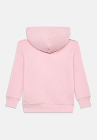 Ανοιχτό ροζ φούτερ με κουκούλα, απαλή υφή, μακριά μανίκια και ριμπ μανσέτες και τελείωμα. Η κουκούλα είναι στρογγυλή και χωρίς ραφές στο πάνω μέρος.