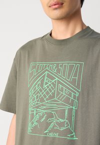 Scotch & Soda RELAXED FIT LOGO - Print T-shirt - thyme