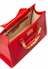 Rote Lederhandtasche mit glatter Oberfläche, einem beigen Innenraum, einem Bambusgriff, goldenen Beschlägen und einem Reißverschlussfach.