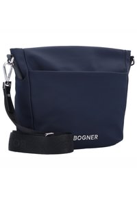 Borsa a tracolla in nylon blu navy con cinturino nero regolabile, hardware in argento e tasca anteriore. Presenta il logo del marchio impresso sul lato.