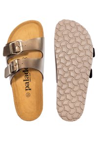 Twee-kleurige sandalen met een bruine faux leren bovenkant, twee verstelbare zilveren gespen, een natuurlijke kurken voetbed en een gestructureerde rubberen buitenzool.