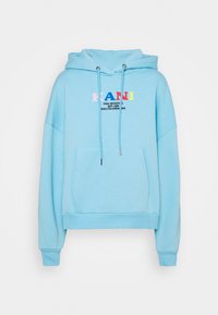 Sudadera de color azul claro, mezcla de algodón, diseño oversize. Cuenta con un bolsillo tipo canguro, cordones y texto de logotipo colorido en la parte frontal.