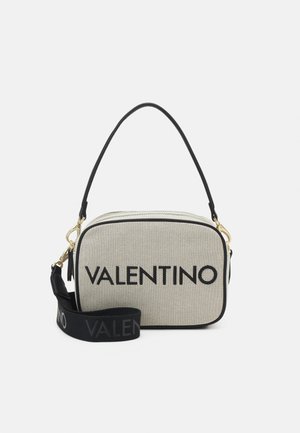 Bolso bandolera rectangular beige con logo "VALENTINO" negro, correa negra ajustable y asa corta negra con herrajes dorados.