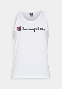 Camiseta sin mangas de algodón blanco con escote redondo y sisas amplias, con el logo de "Champion" en negro y rojo en el pecho.