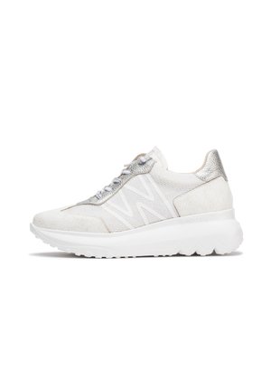 Scarpe da ginnastica bianche con una parte superiore tessurizzata, accenti metallici e una spessa suola in gomma. Presentano una chiusura con lacci e un design del logo prominente.