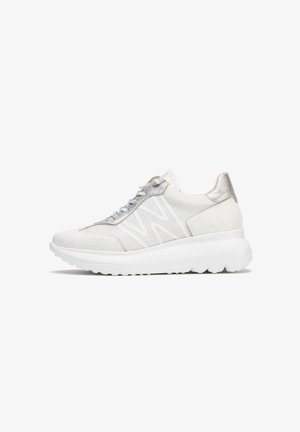 Scarpe da ginnastica bianche con una parte superiore tessurizzata, accenti metallici e una spessa suola in gomma. Presentano una chiusura con lacci e un design del logo prominente.