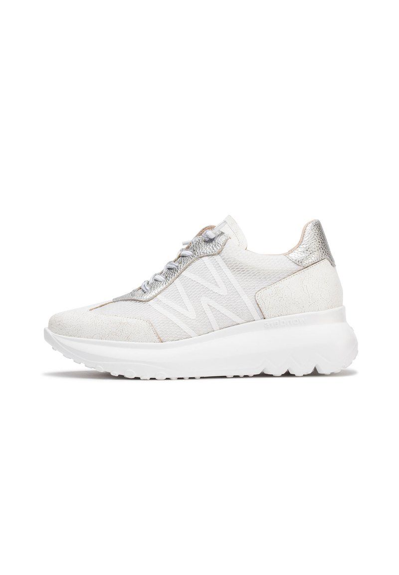 Baskets de sport blanches avec un dessus texturé, des accents métalliques et une semelle en caoutchouc épaisse. Elles présentent un système de laçage et un design de logo bien en vue.