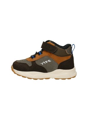 Zapatilla infantil de caña alta marrón y gris con suela blanca, ojales azules y una tira de velcro.