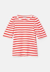 Chemise blanche à manches courtes avec rayures rouges horizontales et épaules légèrement bouffantes, posée à plat sur un fond clair.