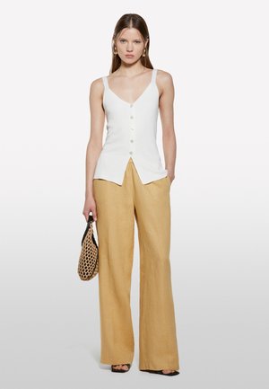 Sisley, BUTTONED FRONT FIVE BUTTONS SLIM FIT  - Débardeur - white