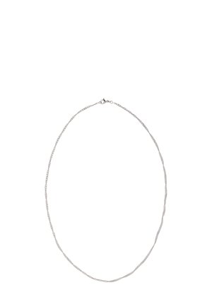 Ezüst lánc nyaklánc, amelyen hosszúkás láncszemek váltakozó textúrával találhatók. Egyszerű design, homár kapoccsal.