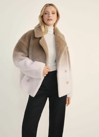 Kurtka z sztucznego futra w gradientowych odcieniach beżu i bieli, z dużym kołnierzem, podwójnymi guzikami i luźnym, oversize'owym krojem.