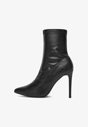 Melni ādas potītes zābaki ar gludu, pieguļošu dizainu, smailu purngalu un augstu stiletto papēdi. Gluda tekstūra ar minimālu šuvju skaitu.