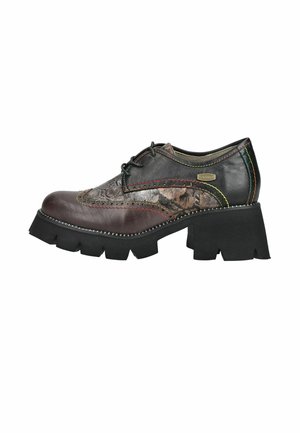 Lederschnürschuh mit klobiger Sohle, schwarzen, braunen und Camouflage-Paneelen sowie farbiger Naht auf weißem Hintergrund.