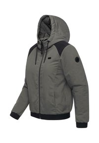 Szara kurtka z kapturem z żebrowanymi akcentami na ramionach, zapinana na zamek błyskawiczny, z elastycznymi mankietami. Charakteryzuje się gładką teksturą i kontrastowym ciemnym obszyciem.