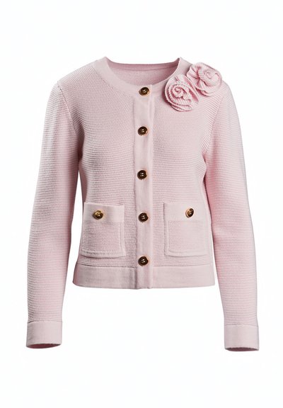 Osvetljeno roza pleteno jopič z okroglim izrezom, petimi rjavimi gumbi, dvema sprednjima žepoma in tremi cvetličnimi poudarki na rami.