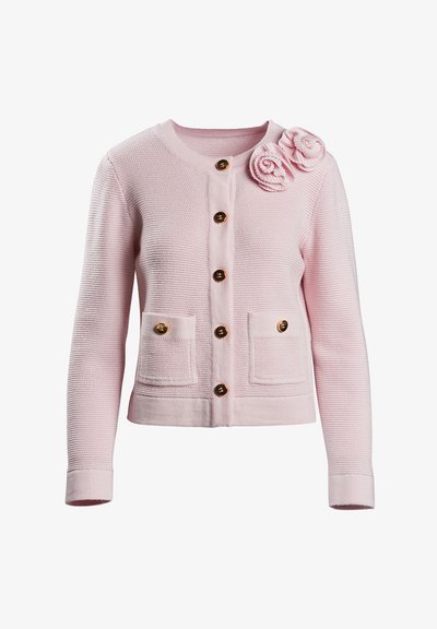 Osvetljeno roza pleteno jopič z okroglim izrezom, petimi rjavimi gumbi, dvema sprednjima žepoma in tremi cvetličnimi poudarki na rami.