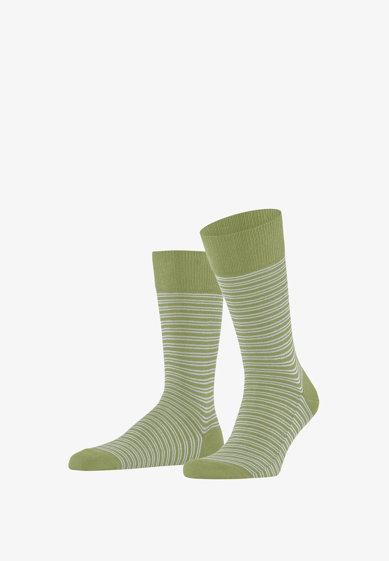 Paire de chaussettes vert olive avec de fines rayures horizontales blanches et des bouts, talons et poignets de couleur unie, présentées sur un fond blanc.