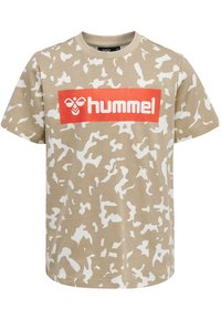 Camiseta de camuflaje beige hecha de algodón, con un logo "hummel" en blanco y naranja en el frente, mangas cortas y un diseño de cuello redondo.