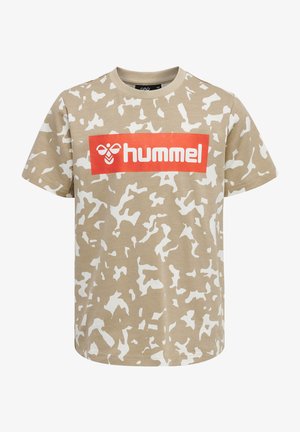 Camiseta de camuflaje beige hecha de algodón, con un logo "hummel" en blanco y naranja en el frente, mangas cortas y un diseño de cuello redondo.