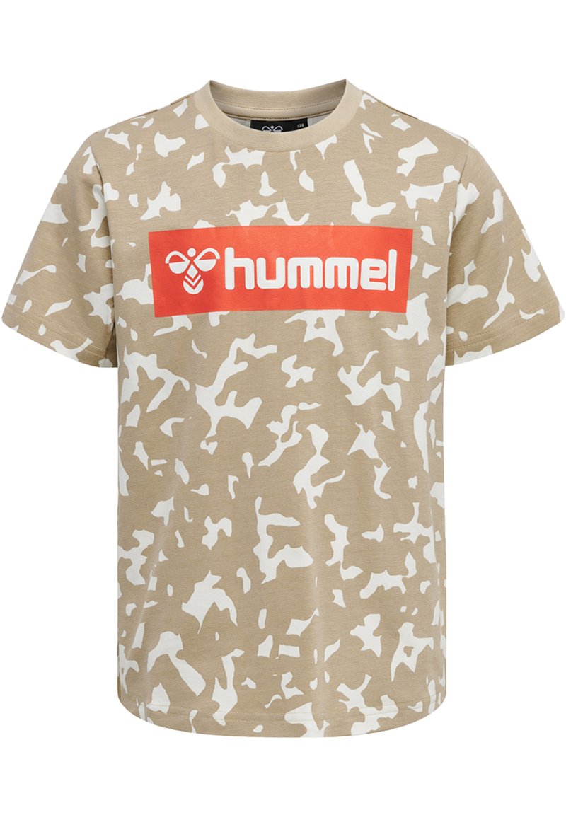 Camiseta de camuflaje beige hecha de algodón, con un logo "hummel" en blanco y naranja en el frente, mangas cortas y un diseño de cuello redondo.